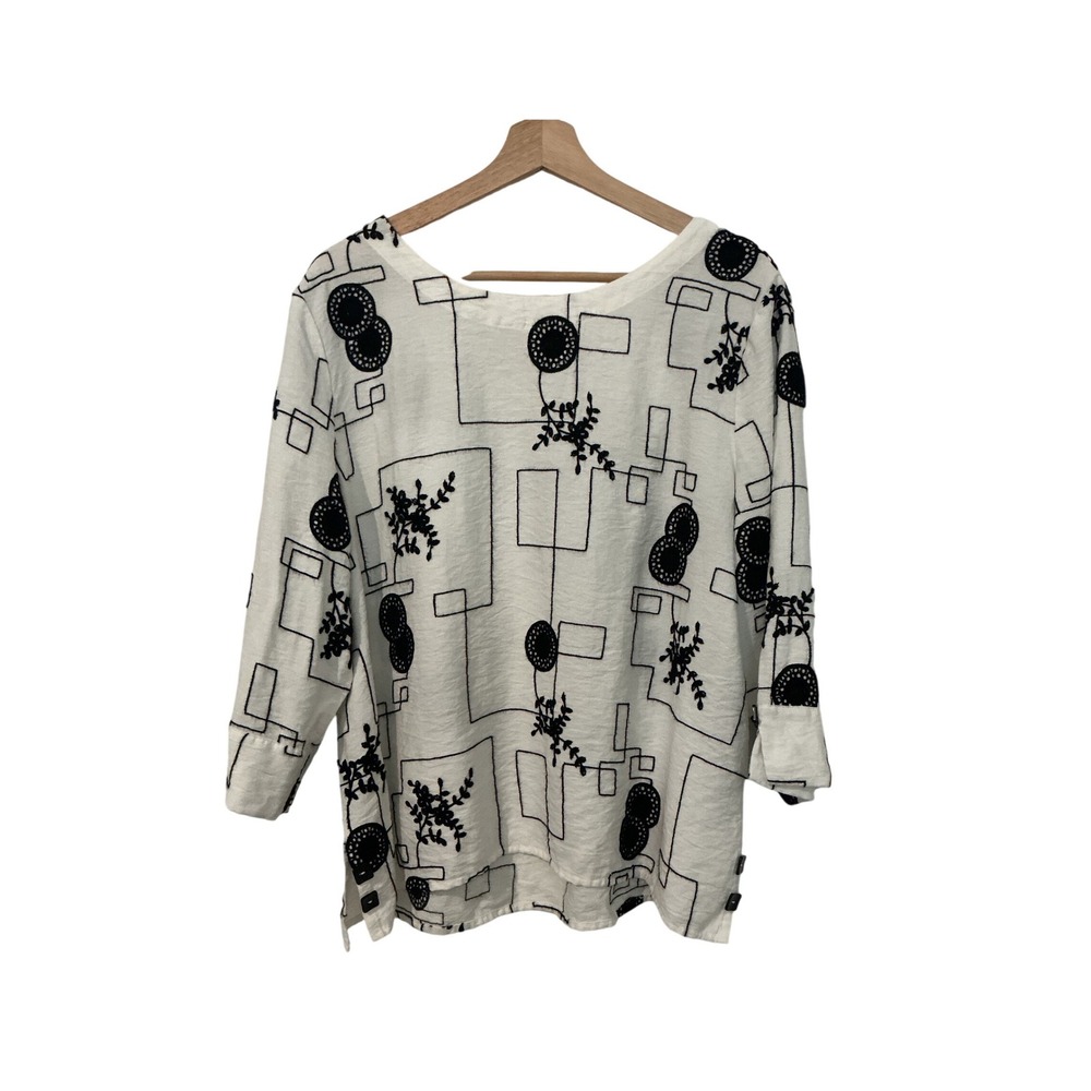 Alfred Dunner Blouse Women XL White Excellent Embroidered Art to Wear 3/4 Sleeve